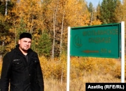 Сөләйман хәзрәт шәһәр зиратына баручы юлны күрсәтүче билге янында