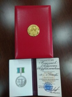 2017yil dekabrida Shavkat Mirziyoyev Abdug‘ani Sanginovni davlat medali bilan taqdirlagan.