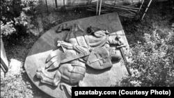 Зьняты з Дому ўраду нацыянальны герб, 1995 год