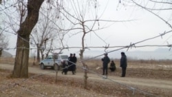 Баткендин Сох менен чектеш Чарбак айылы. 2013-жыл.