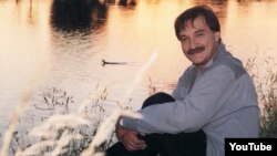 Аляксандар Ціхановіч. Кадр з кліпу на песьню «Пиши-звони»