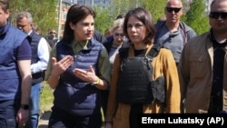 Germaniýanyň daşary işler ministri Annalena Baerbok (sagda) Ukraina sapar edýär. (arhiw suraty)