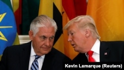 Мамлекеттик катчы Рекс Тиллерсон жана АКШнын президенти Доналд Трамп.