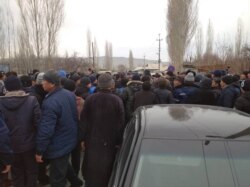 Народ, собравшийся после инцидента на границе.