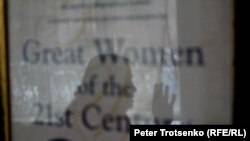 Казахстан - Лидер общественного движения "Поколение" Ирина Савостина в отражении одной из своих почетных грамот. Алматы, 12 декабря 2016 года.
