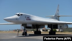 Российский стратегический бомбардировщик Ту-160, по некоторым данным, самый крупный и мощный сверхзвуковый самолет в истории военной авиации