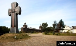 Хрест жертвам Батуринської трагедії на території Національного історико-культурного заповідника «Гетьманська столиця». Батурин, Чернігівська область, фото 9 вересня 2018 року