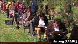 این تعداد سناتوران می‎گویند، این امتحانات تنها به یک زبان گرفته شده‎اند.