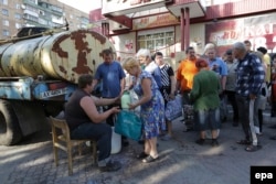 Люди в черзі за молоком в селі Семенівка, поряд зі Слов'янськом, 9 липня 2014 року