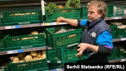 Працівник гіпермаркету щодня відбирає з полиць неліквідний товар