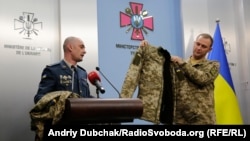 Презентація нової зимової військової форми у Генштабі ЗСУ України. 5 серпня 2017 року