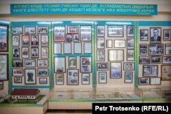 Стенд в школьном музее, посвященный школьным годам Нурсултана Назарабаева. Шамалган, 28 ноября 2018 года.