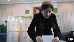 Улуттук кийимчен түркмө аял добуш берип жатат, Ашхабад, 15-декабрь, 2013.