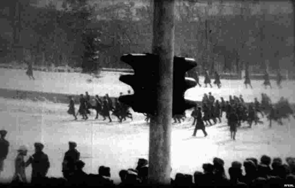 &quot;Кыштын ызгаарында өрт өчүрүүчү машине менен жаштарга суу чачып, аянттан чыгуудан баш тарткандарды союл, күрөктөр менен сабап, иттерге талатышкан&quot; деп эскерет окуянын күбөлөрү.&nbsp;