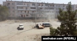 Aşgabadyň etrapçalarynyň birinde onlarça ýyllap ösüp oturan agaçlar çapylyp aýrylandan soň, tekizlenen ýer