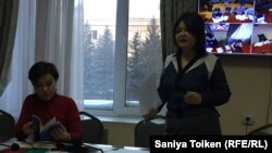 Адвокат Айман Умарова (стоит) и Жанаргуль Бокаева. 25 января 2018 года.