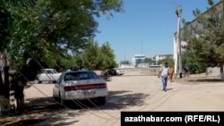 Türkmenistanda elektrik geçiriji simleri bejerýän ussalar (Illýustrasiýa suraty)