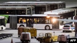 موتر های که مهاجرین افغان اخراج شده را به میدان هوایی در جرمنی منتقل می کنند. 