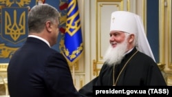 (УАПЦ), митрополит Київський і всієї України Макарій (ліворуч). Київ, 12 жовтня 2018 року