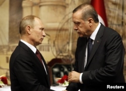 Владимир Путин ва Раҷаб Таййиб Эрдуғон ҳам рӯзи душанбе дар Истанбул қазияи Сурияро баррасӣ карданд.