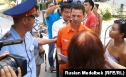 Франция елшілігінің алдына Әблязовты экстрадицияламау туралы петиция тапсыруға келген қоғамдық белсенділер. Алматы, 1 тамыз 2013 жыл.