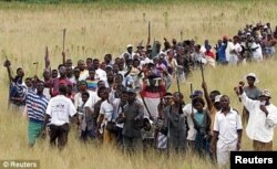 Толпа сторонников Роберта Мугабе идет на захват "белой фермы". 2005 год.