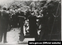 На фото: Андрій Мельник разом зі Степаном Бандерою, Миколою Капустянським та іншими діячами ОУН під час покладання квітів на могилі першого керівника ОУН Євгена Коновальця. Роттердам, 1958 рік. Фото із ГДА СЗР України