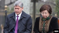 Экс-президенты КР Алмазбек Атамбаев и Роза Отунбаева, 7 апреля 2015 г.