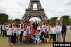 Акція в Парижі до Дня Незалежності України у 2014 році (у центрі Василь Сліпак)