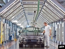 Робітник заводу Volkswagen у Дрездені полірує нове авто (архівне фото)