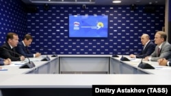 Дмитро Медведєв (крайній праворуч) і Віктор Медведчук (крайній ліворуч) на зустрічі в Москві, 10 липня 2019 року