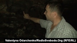 Cільський голова Кутянок Руслан Павленко показує, що на стінах дійсно присутня копоть