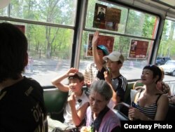 Дети участвуют в викторине «Трамвая детства». Павлодар. 1 июня 2012. Фото предоставлено Алией Саматовой.