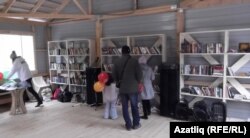 Китапханәдә