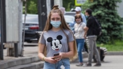 Көшеде маска тағып жүрген қыз. Алматы, 9 мамыр 2020 жыл. Көрнекі сурет.