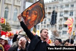 Майже 15 тисяч вірян зібралися на площі у Скоп’є вітати папу