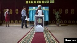 Женщина голосует на президентских выборах в селе Туздыбастау Алматинской области. 26 апреля 2015 года.