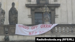 Звернення до Росії перед Карловим мостом, Прага, квітень 2014 року