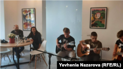 Estas Tonne (другий зліва) слухає молодих музикантів у Запоріжжі. Квітень 2019 року