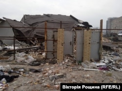 Зруйнований в результаті обстрілів будинок у Маріуполі. Квітень 2022 року