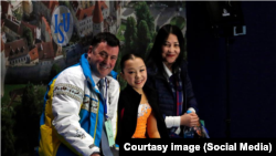 Элизабет машыктыруучусу канадалык Брайан Орсер жана апасы Падишахан Султаналиева менен