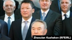 Gazagystanyň şol wagtky prezidenti Nursoltan Nazarbaýew alynky hatarda (iň öňde), daşary ýurtly maýadarlar bilen surata düşýär. Onuň arkasynda duran Nazarbaýewiň giýewisi Timur Kulibaýew, ol soňra «Samruk-Kazyna» fondunyň başlygy boldy. Astana, 2011-nji ýylyň 18-nji maýy.