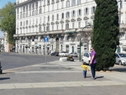 Батько з дитиною на безлюдній вулиці в центрі міста