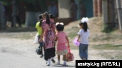 Айттап жүргөн дунган кыздар