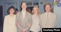 На выпускным вечары ў школе з маці, сястрой і бацькам.