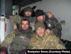 Капелан Олег Марінченко «Архітектор» (вгорі зліва), боєць «Бориспіль», боєць «Йожик», Іван Трунов