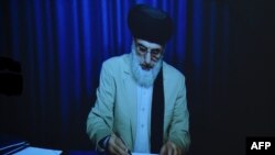 گلبدین حکمتیار حین امضای توافق‌نامۀ صلح