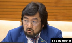 Бекболат Тілеуханның мәжіліс депутаты болған кездегі суреті