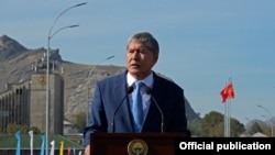 Алмазбек Атамбаев көпүрөнүн ачылышында