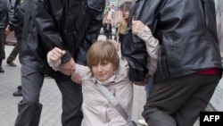Полицейские задерживают Анастасию Рыбаченко, активистку оппозиционного движения «Солидарность». Москва, 27 сентября 2011 года.